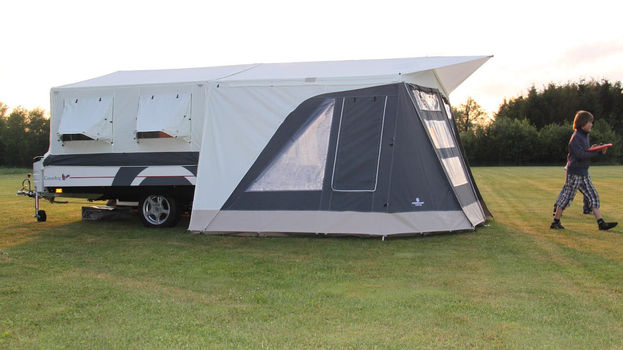 Zicht op de uitgeklapte CombiCamp vouwcaravan Foto:C CombiCamp