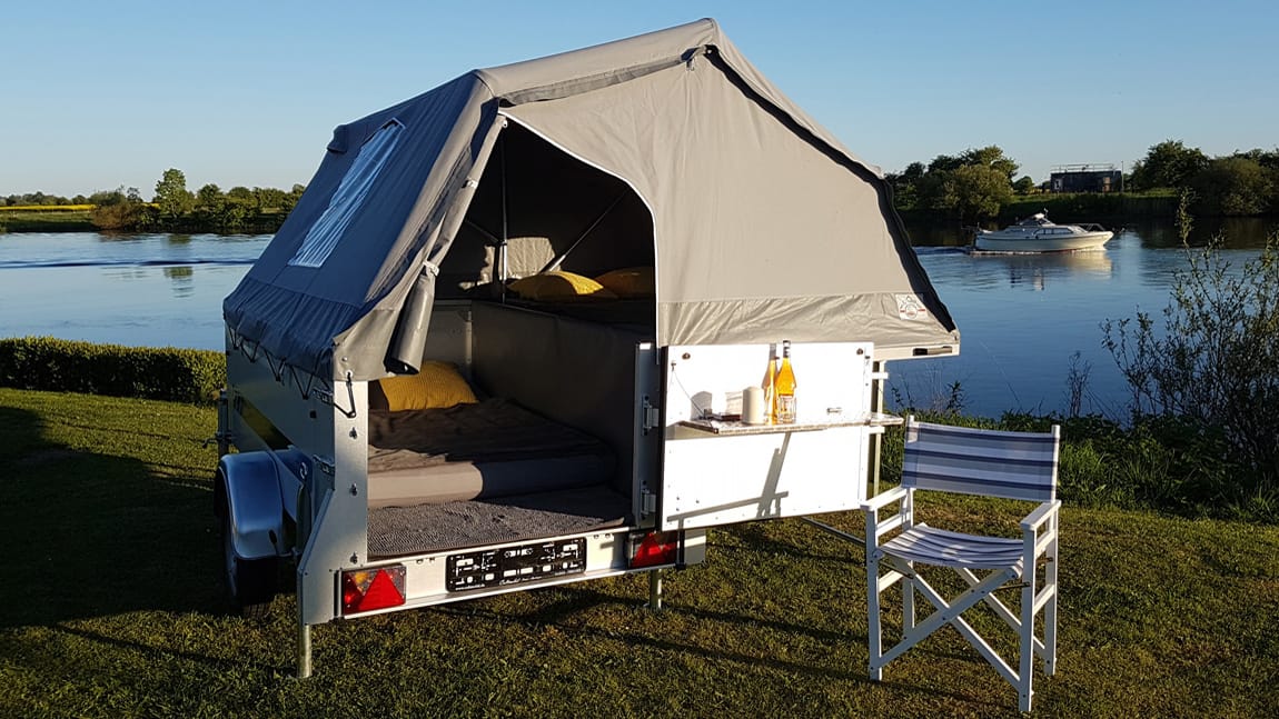 De opengeklapte vouwcaravan van Cultmobil (c)Cultmobil
