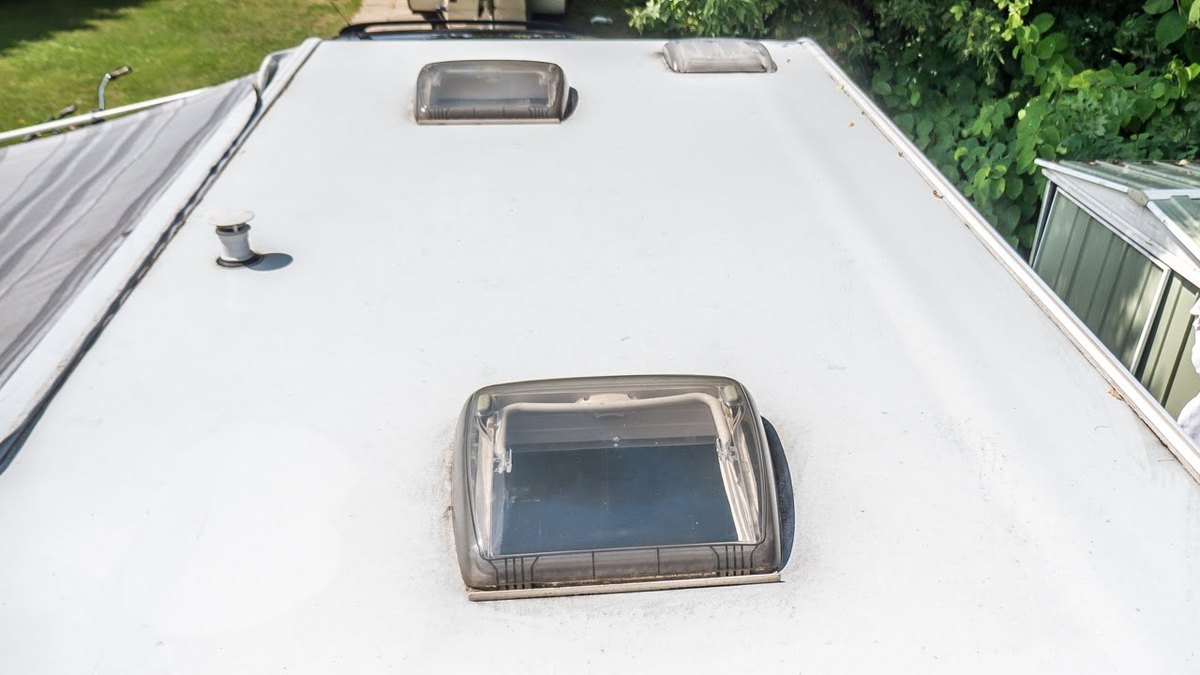 Een gebruikte caravan kopen - overwegingen vooraf, bezichtiging, overdracht 2 Zicht op het dak en de dakluiken bij het kopen van een gebruikte caravan