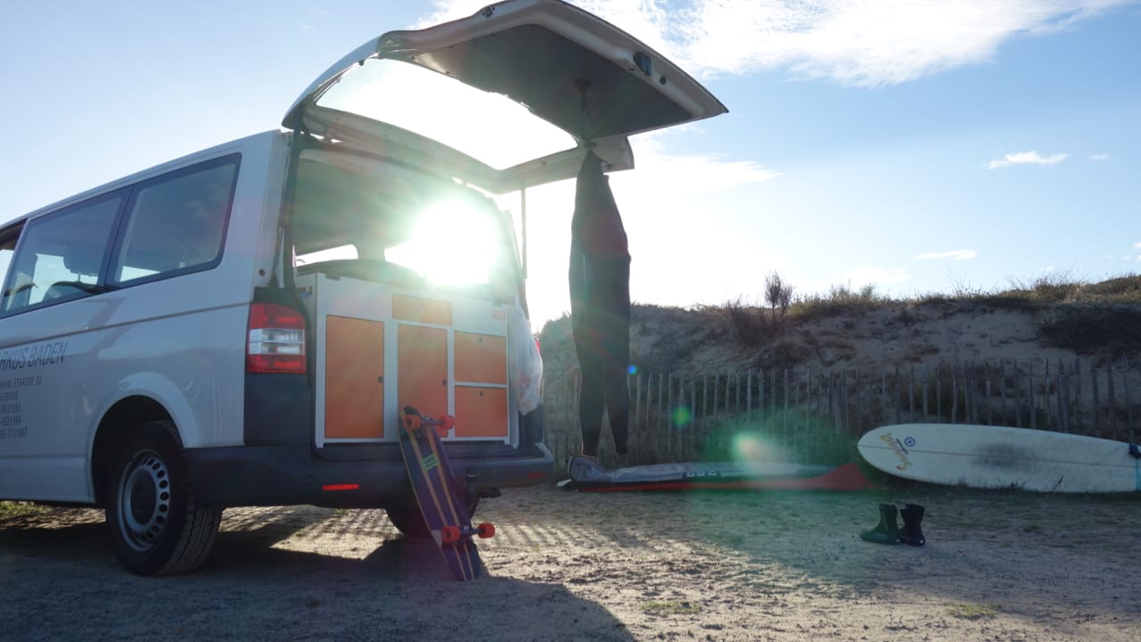 Een omgebouwde camper met de vluchtwagenmodule