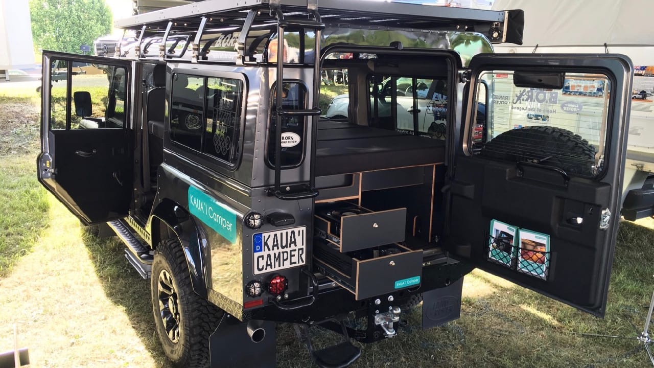 Een verlengde camper met KAUAI campingbox