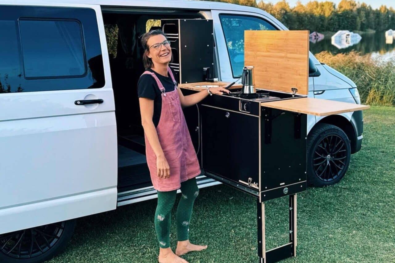 Campingboxen: De uittrekbare keuken is bijzonder praktisch. Kampeervakken: Het liggedeelte biedt veel ruimte. Tobias Czoppik, BloteVoetenVans