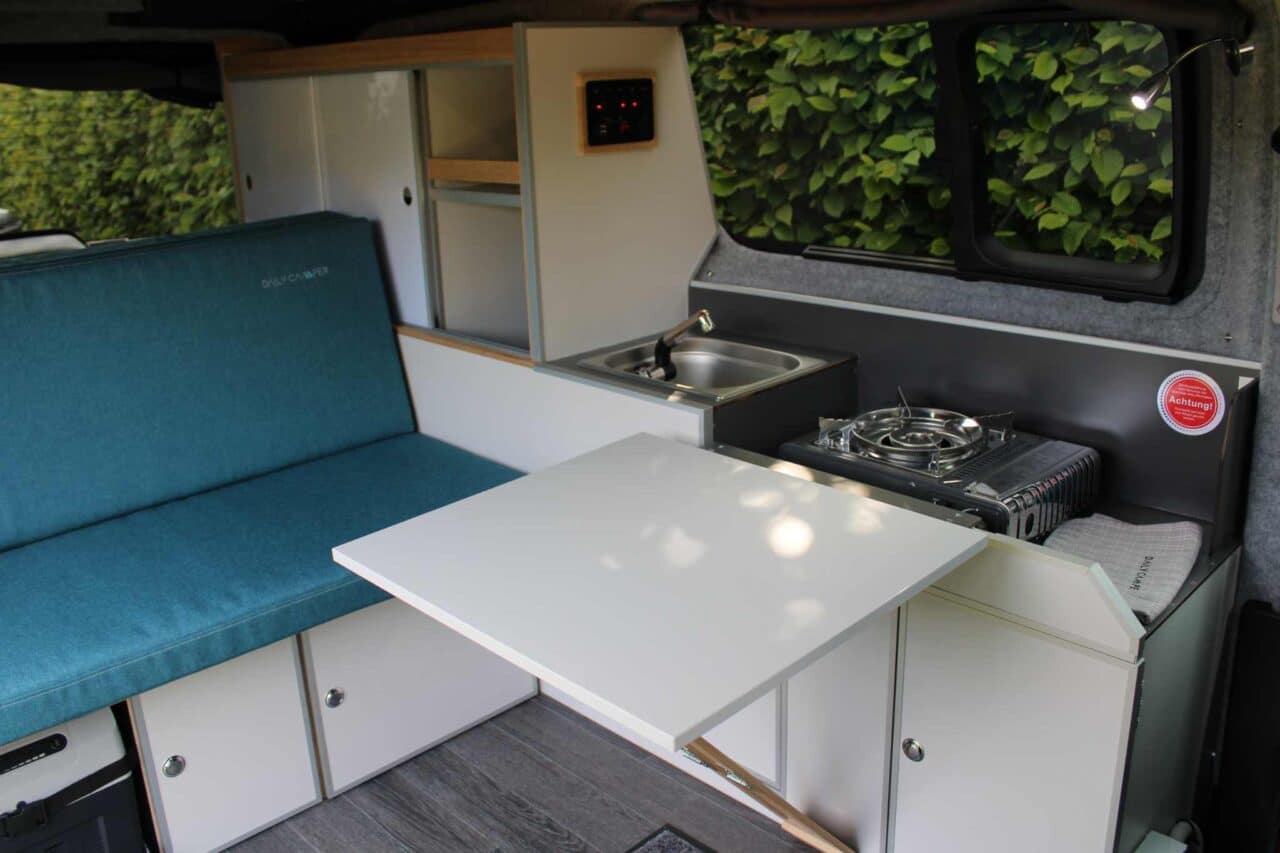 Het interieur biedt een complete inrichting inclusief kasten, gootsteen en keukenhoek. © Freizeitmobile KLIEM GmbH &amp; Co.KG