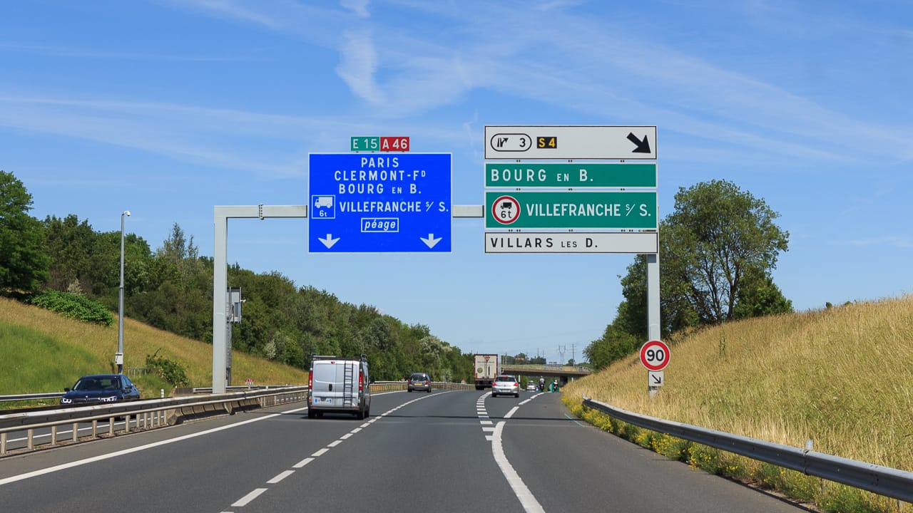 Verkeersregels in Frankrijk: snelheidsbeperkingen, tol en speciale voorzieningen voor kampeerders