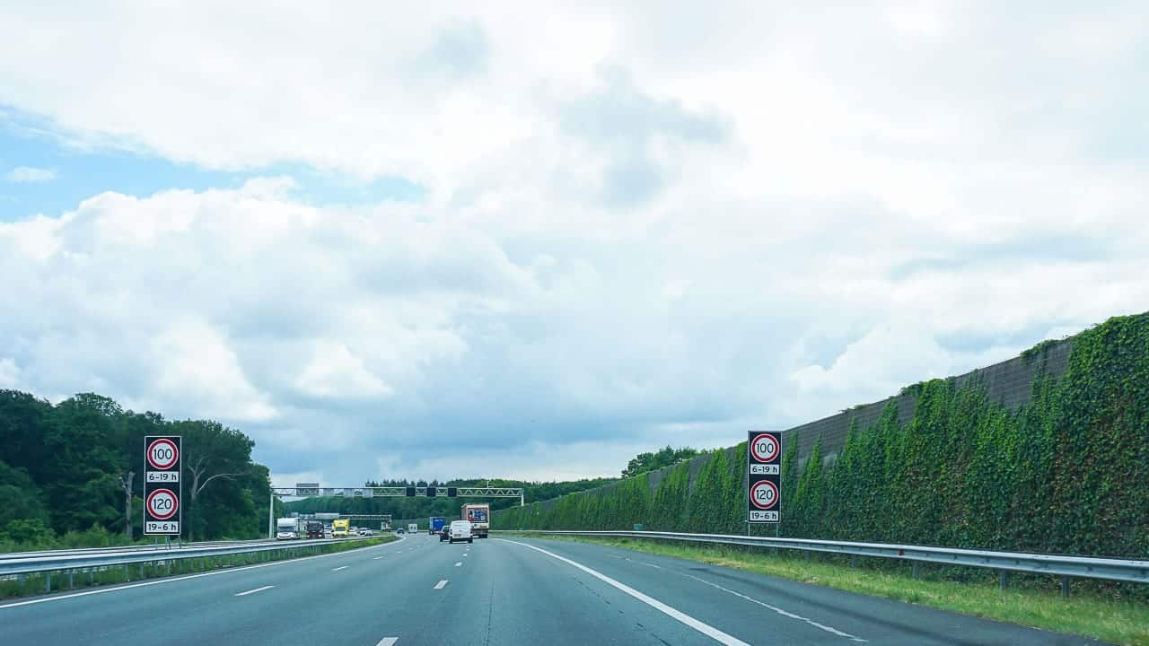 Verkeersregels in Nederland: Maximumsnelheid, veiligheidsvest & bijzonderheden voor chauffeurs en kampeerders