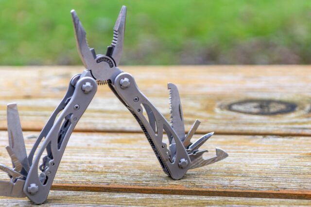 multitool-leatherman Leatherman multitool op houten tafel