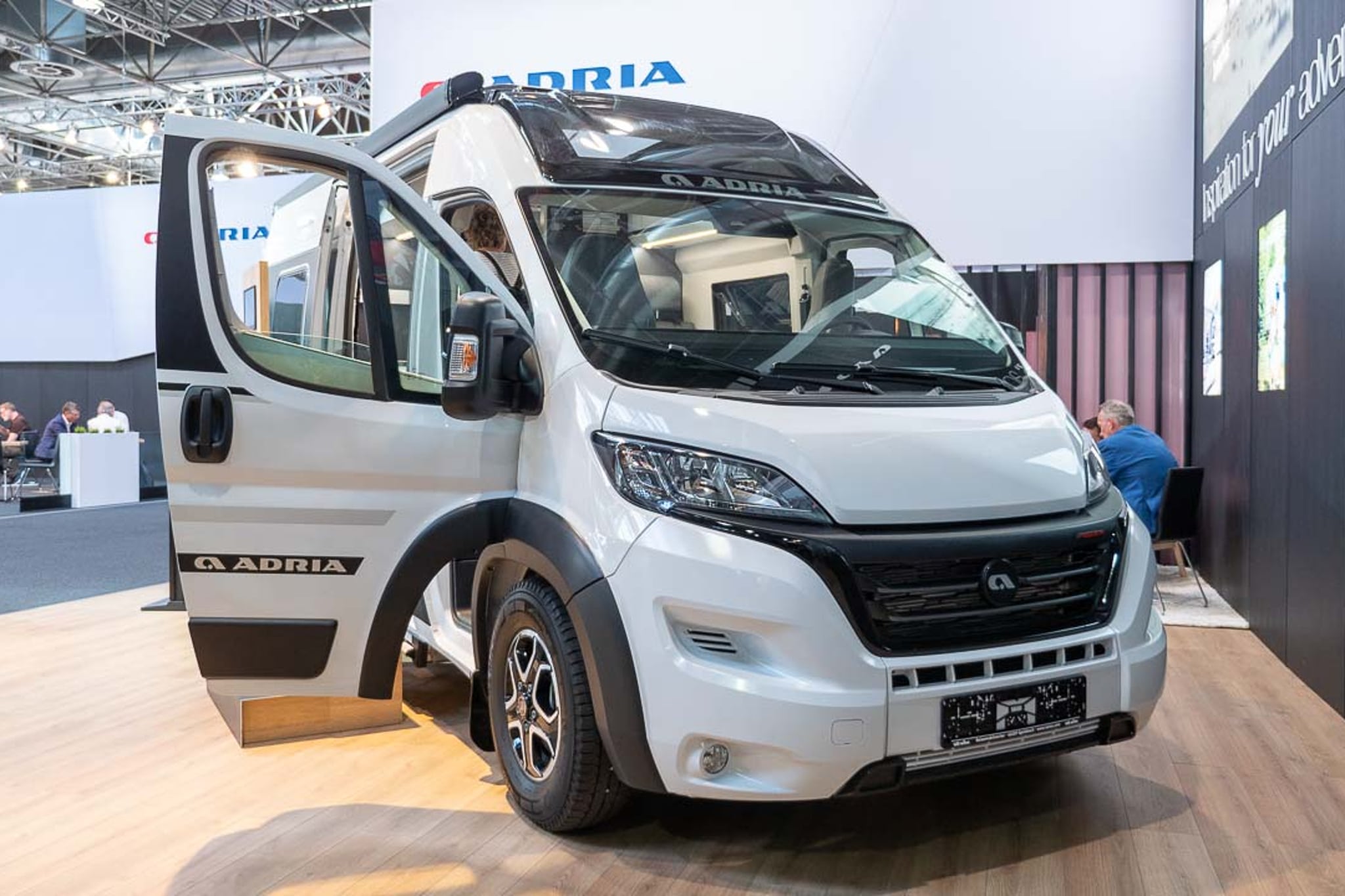 Adria TWIN 600 (2023): innovatieve camper met elektrisch hefbed en panoramadak