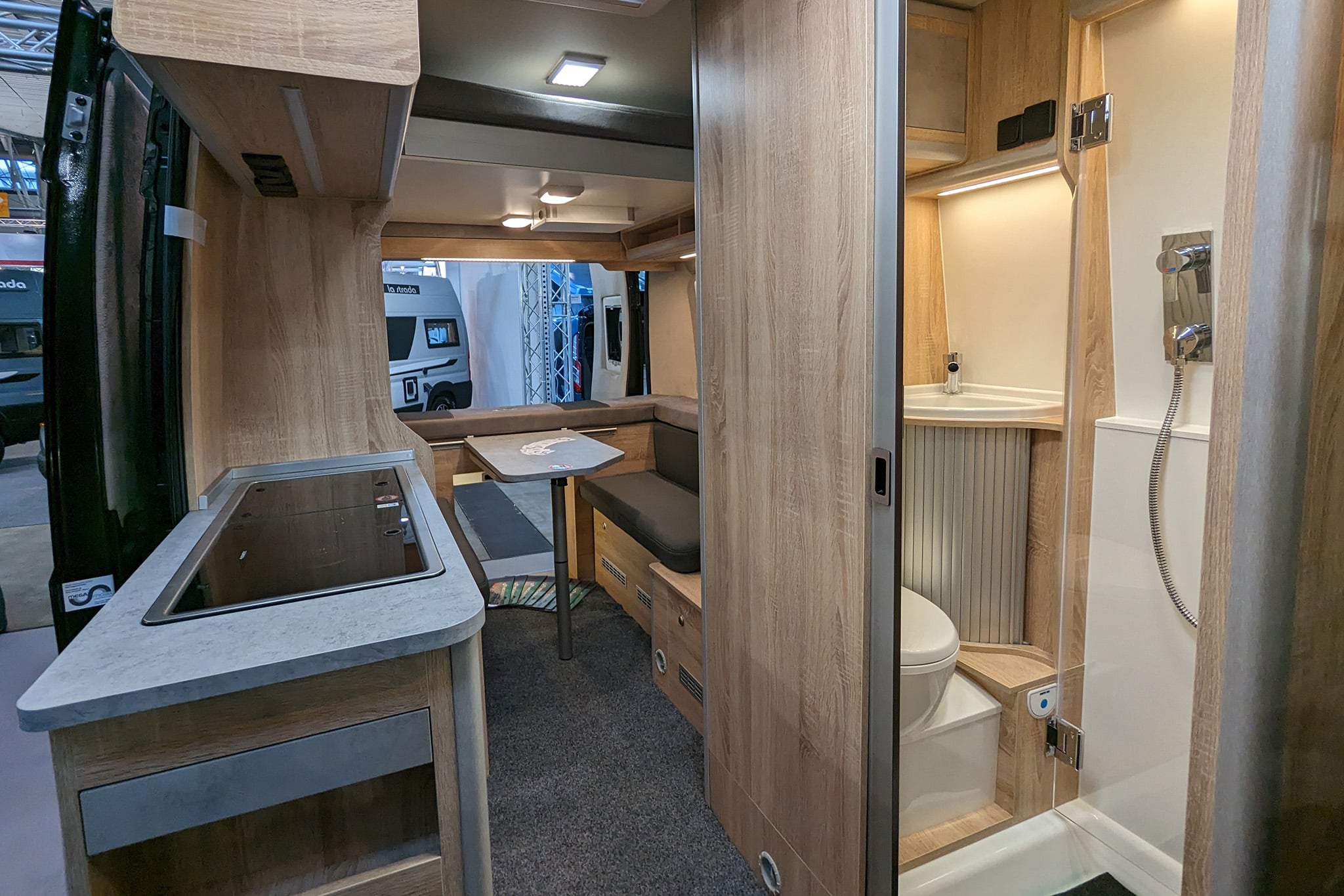 Voor de ultieme kampeerervaring: elektrisch uitklapbaar bed en luxe badkamer in de MegaMobil Lounge! 1 MegaMobil Lounge binnen