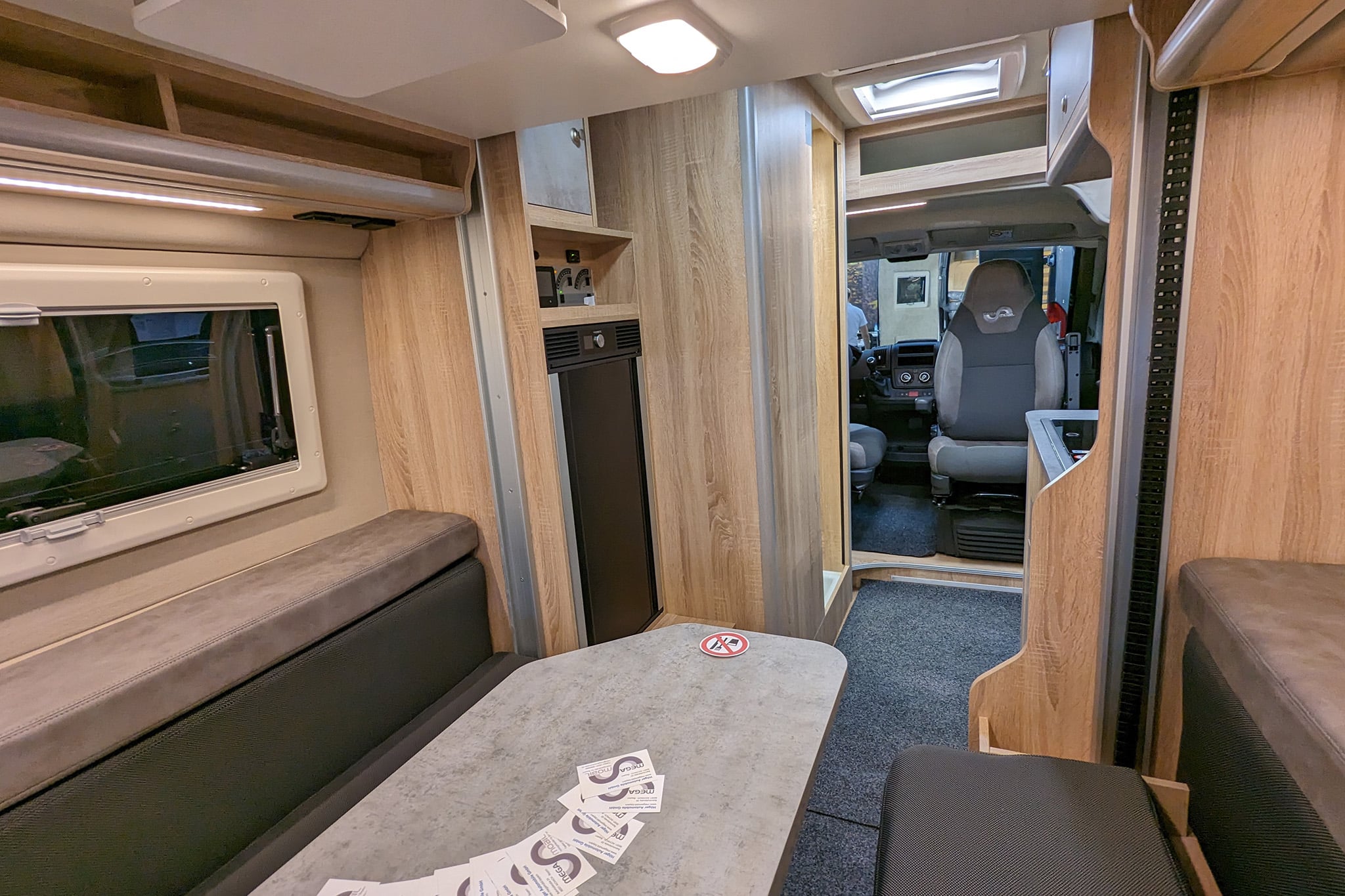 Voor de ultieme kampeerervaring: elektrisch uitklapbaar bed en luxe badkamer in de MegaMobil Lounge! 2 MegaMobil lounge zitgroep