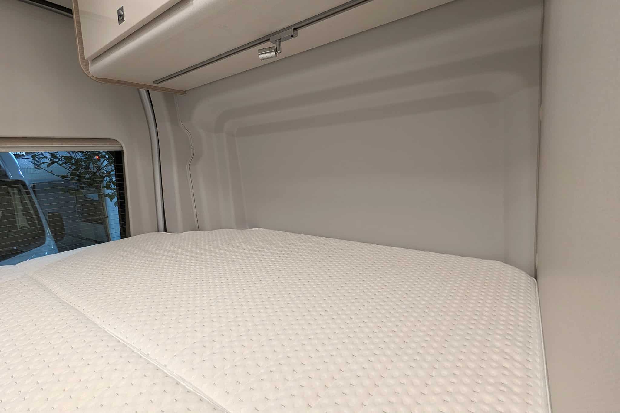 Deze gezellige camper is uitgerust met een extra groot bed 1 Bürstner Lineo C 590 bed