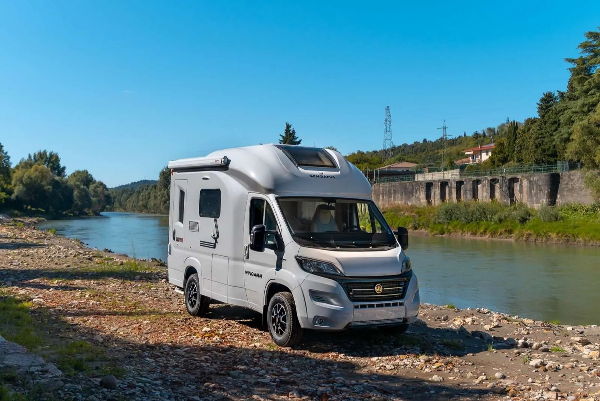 Ontdek de ultieme reiservaring: de prachtige Wingamm Oasi 540.1 minicamper – een compacte combinatie van luxe en maximaal comfort.