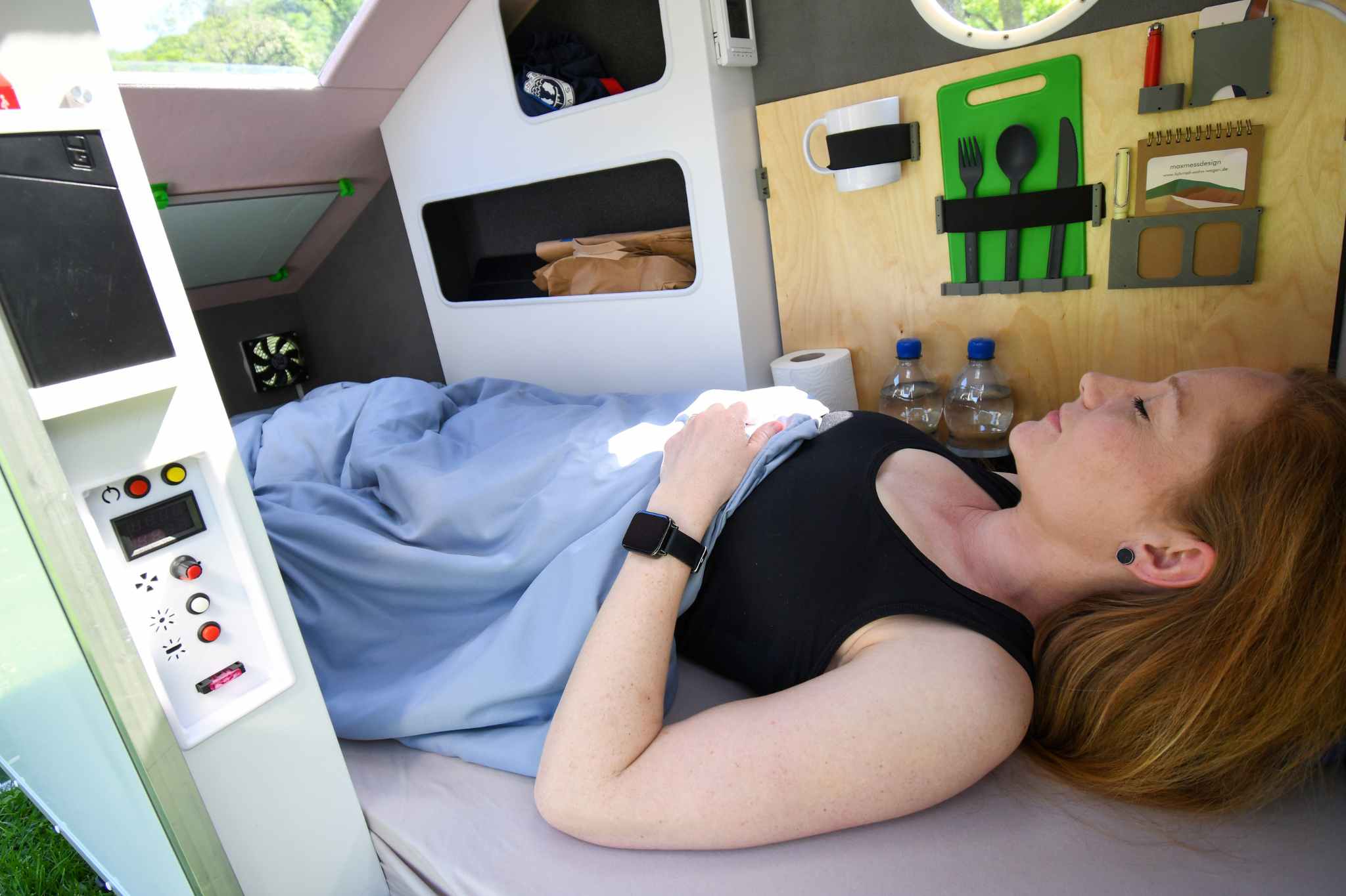 De verlichting, ventilator enz. kunnen gemakkelijk worden bediend vanaf het bedieningspaneel naast het bed. (c) maxmess-ontwerp