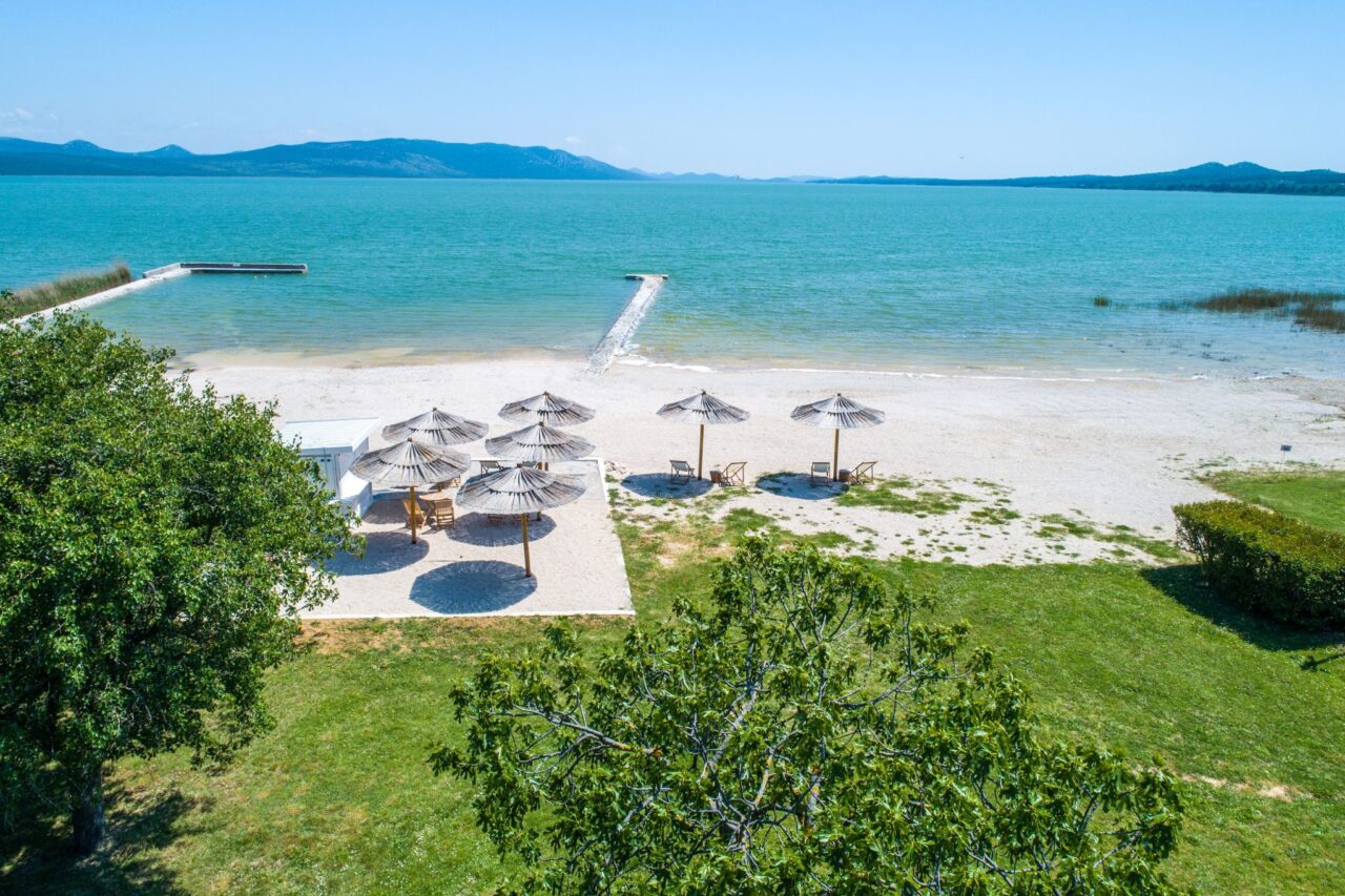 Kampeervakantie in Kroatië: populaire campings in zonnig Dalmatië 3 Campings Dalmatië - Voor kampeerders die van rust en natuur houden: Kamperen aan het Vrana-meer in Noord-Dalmatië. © PiNCAMP