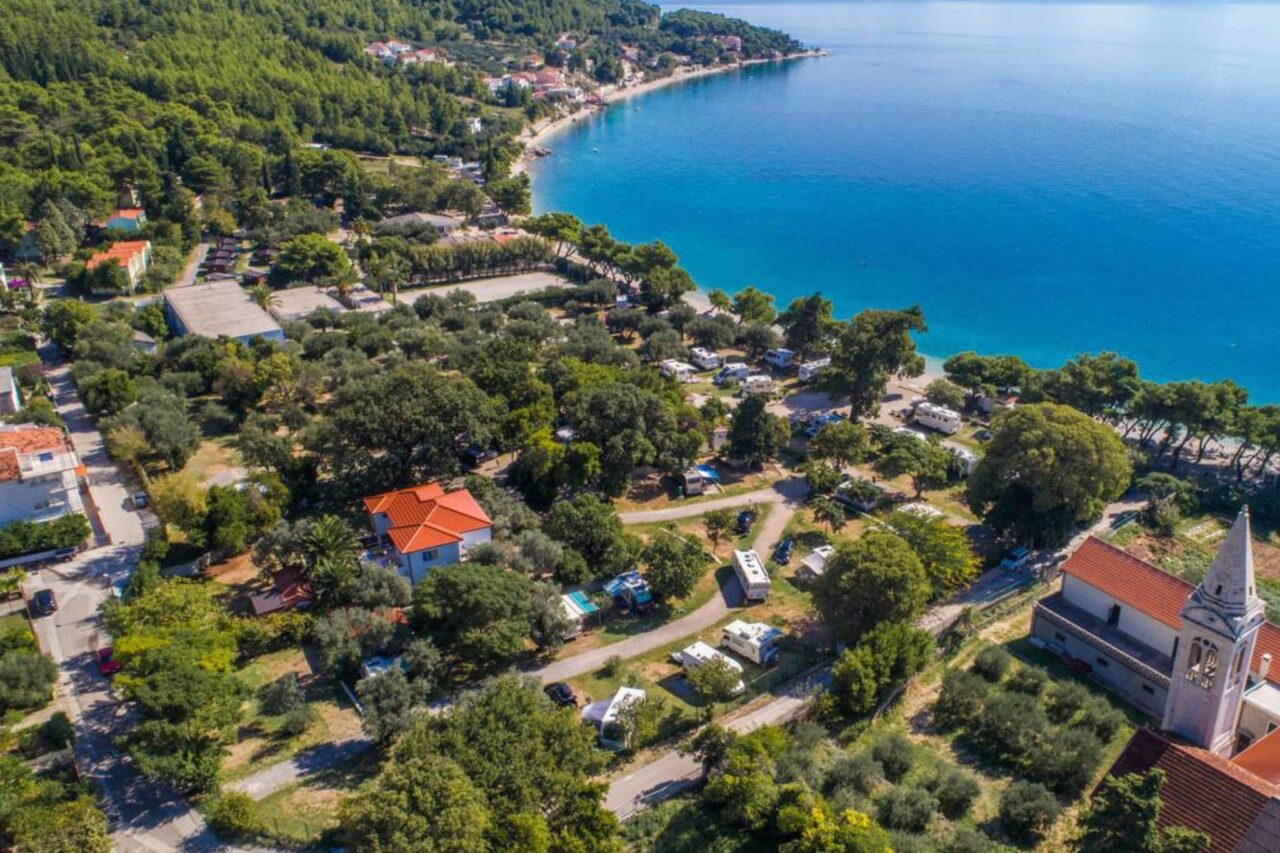 Kampeervakantie in Kroatië: populaire campings in zonnig Dalmatië 5 Campings in Dalmatië - Op het platteland en toch centraal gelegen: Camping Viter © camping.info