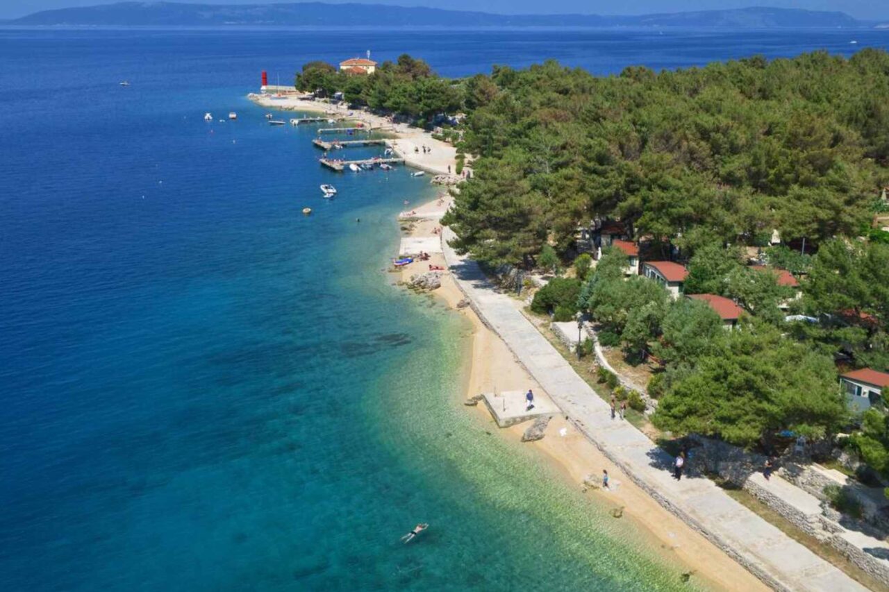Kampeervakantie in Kroatië: De eilanden in de Kvarner Baai 3 Het fijne kiezelstrand biedt volop ruimte om te ontspannen. © camping.info