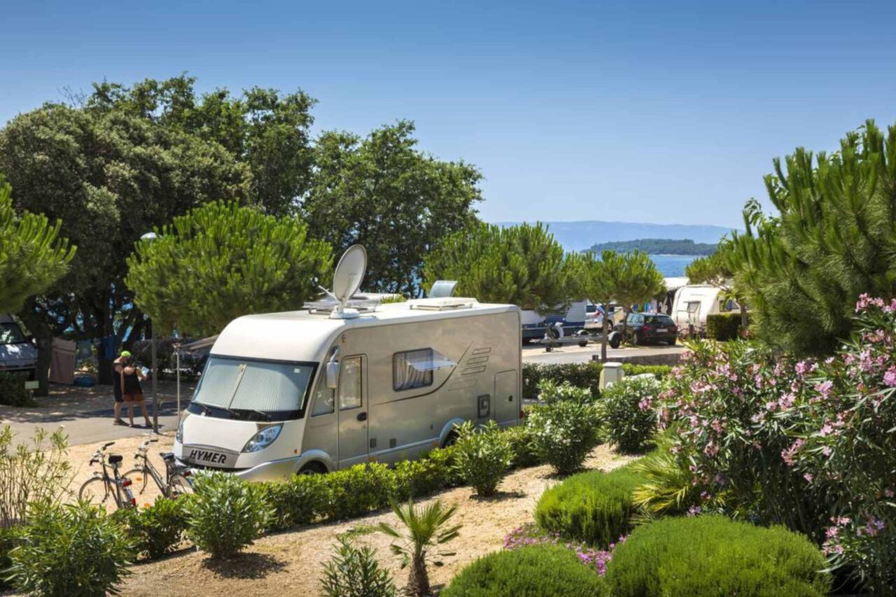 Kampeervakantie in Kroatië: De eilanden in de Kvarner Baai 2 Campings Kvarner Bay - Ruime plaatsen, sommige met uitzicht op de Adriatische Zee. © camping.info