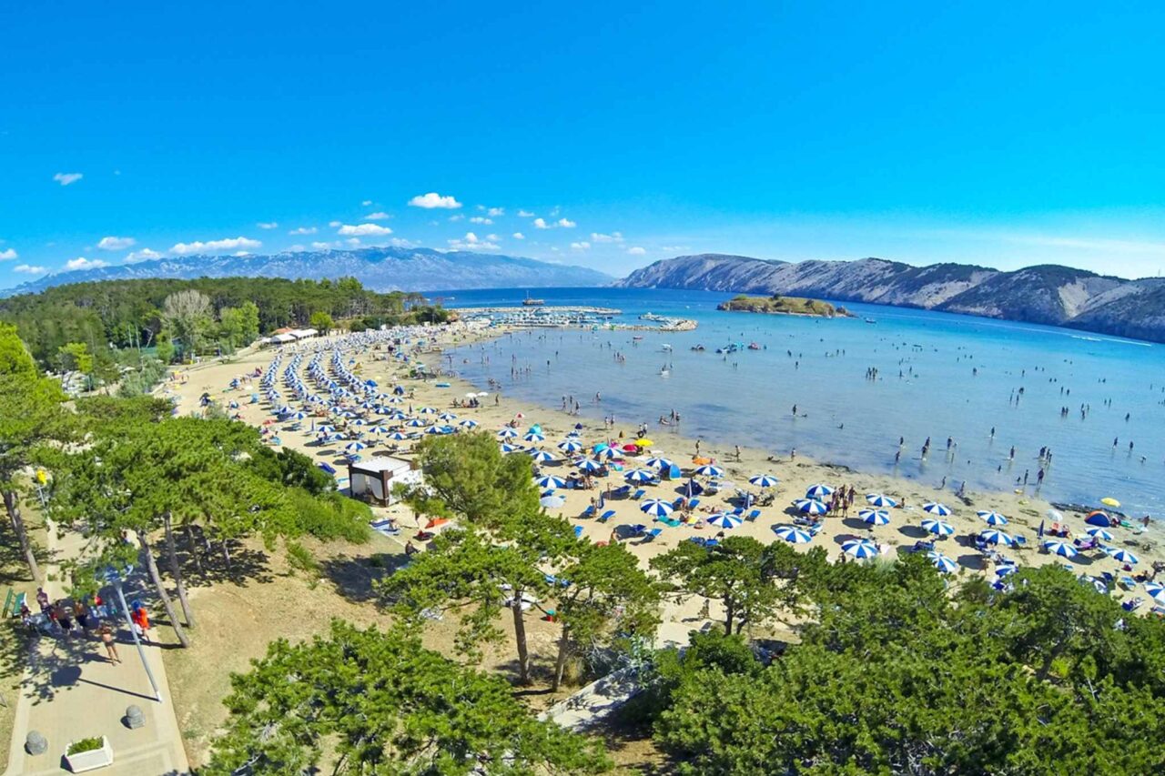 Kampeervakantie in Kroatië: De eilanden in de Kvarner Baai 5 Campings Kvarner Bay - Het resort ligt direct aan de Paradijsbaai en biedt een fantastisch uitzicht op de Kvarner Baai. © PiNCAMP