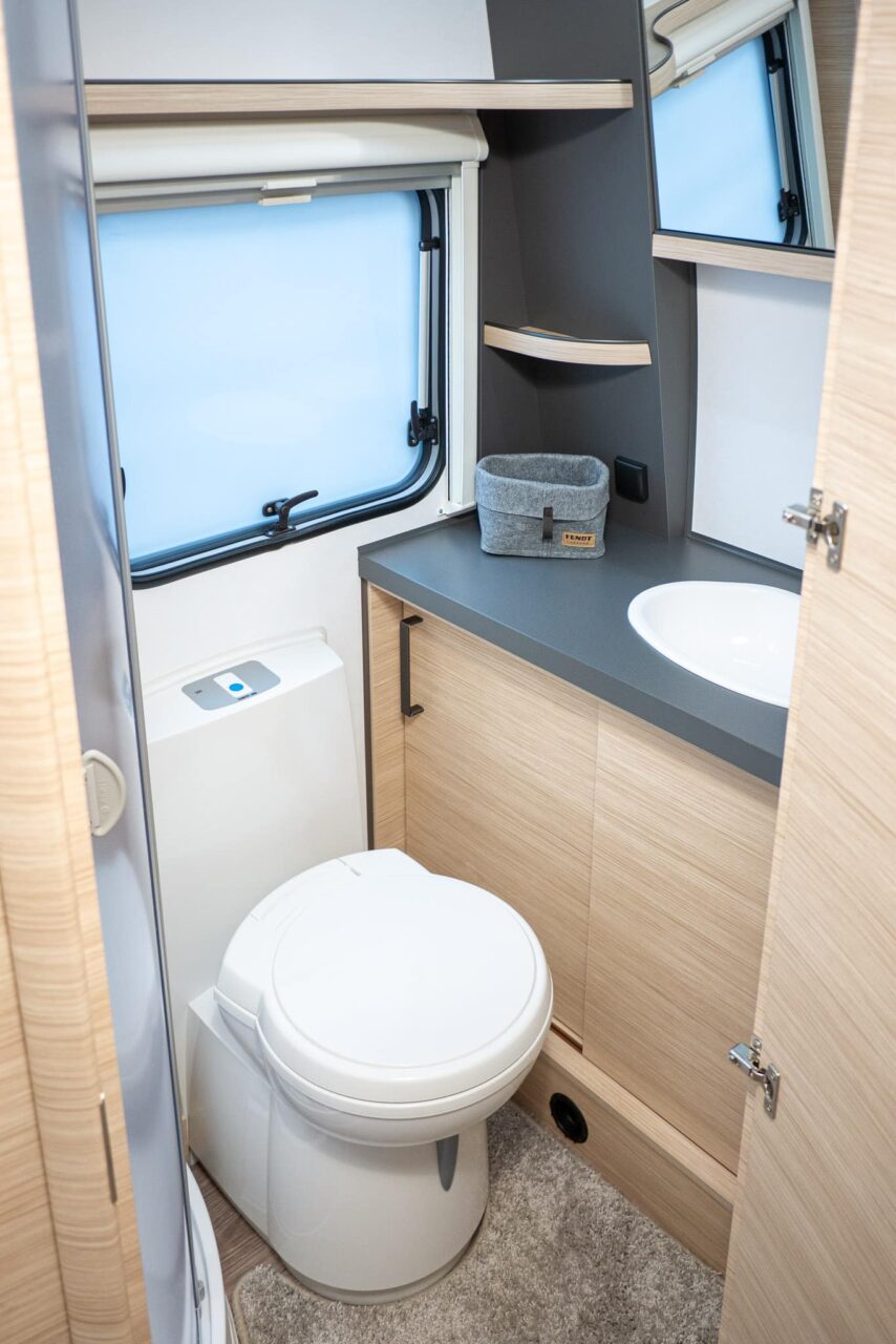 Fendt Apero 560 SKM (2024): gezinsvriendelijke caravan met stapelbed - met 360° rondleiding! 6 fendt apero 560 skm bad