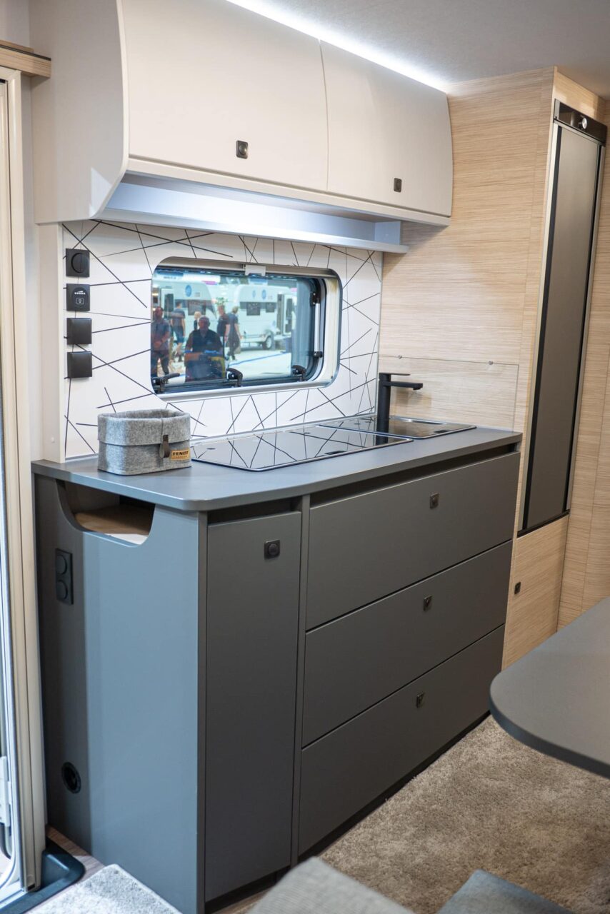 Fendt Apero 560 SKM (2024): gezinsvriendelijke caravan met stapelbed - met 360° rondleiding! 5 fendt apero 560 skm kueche