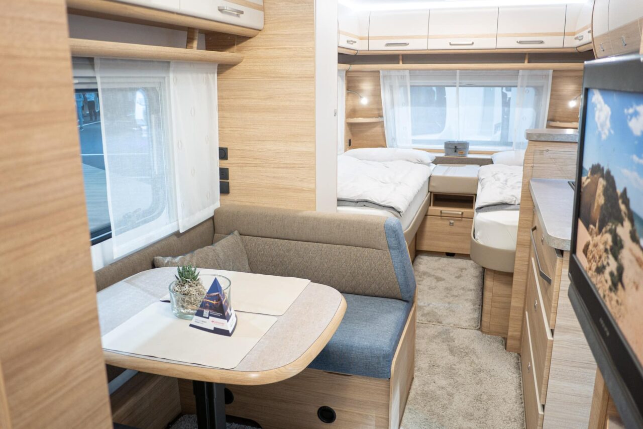 Fendt Bianco Activ 515 SGD (2024): nieuw model in de succesvolle serie met eenpersoonsbedindeling - met 360° tour! 3 Fendt Bianco Activ 515 SGD Caravan Salon 2023 Interieur