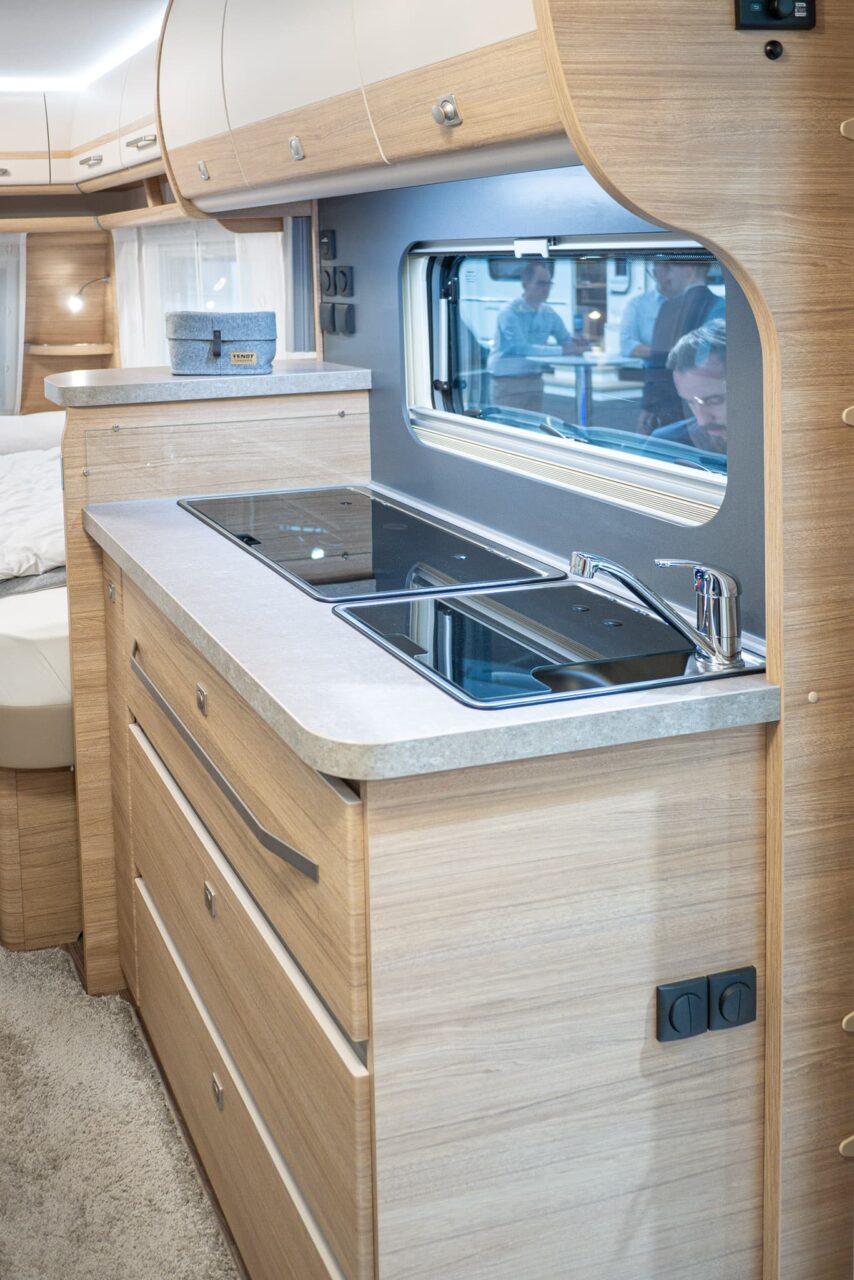 Fendt Bianco Activ 515 SGD (2024): nieuw model in de succesvolle serie met eenpersoonsbedindeling - met 360° tour! 5 Fendt Bianco Activ 515 SGD Caravan Salon 2023 Keuken
