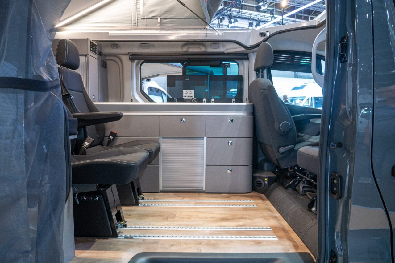 Nissan Primestar Seaside van Dethleffs: flexibele minicamper met vier slaapplaatsen en modulaire opbouw 1 nissan primastar seaside by dethleffs innenansicht