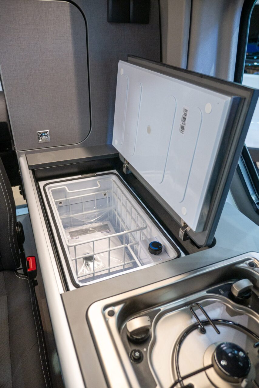 Nissan Primestar Seaside van Dethleffs: flexibele minicamper met vier slaapplaatsen en modulaire opbouw 5 nissan primestar seaside by dethleffs kuehlbox
