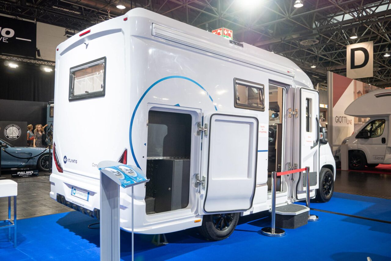 Atlantis Compact 595 Caravan Salon 2023 Garagedeur achteraan