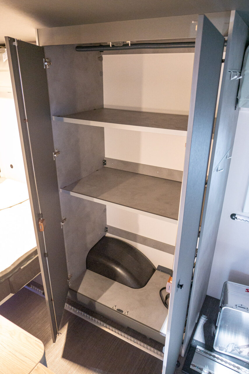 Dethleffs Yoka Go (2024): Camper met flexibele indeling voor sportieve en avontuurlijke reizen 7 dethleffs yoka go kleiderschrank offen