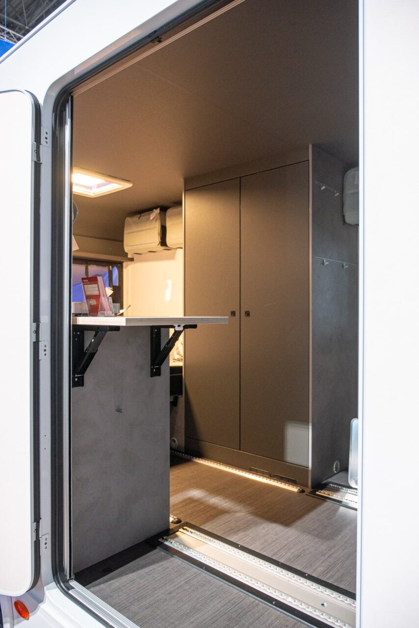 Dethleffs Yoka Go (2024): Camper met flexibele indeling voor sportieve en avontuurlijke reizen 8 dethleffs yoka go kleiderschrank zu