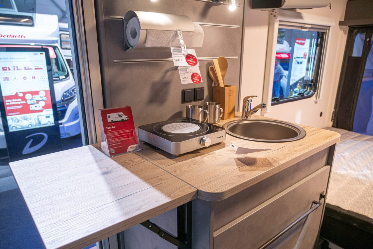 Dethleffs Yoka Go (2024): Camper met flexibele indeling voor sportieve en avontuurlijke reizen 9 dethleffs yoka go kueche