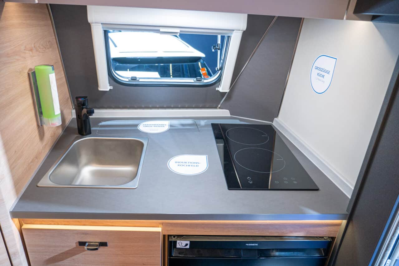 Knaus Yaseo 340 PX (2024): gasloze minicaravan voor elektrische voertuigen - met 360° tour! 7 knaus yaseo 340 px kuechenzeile