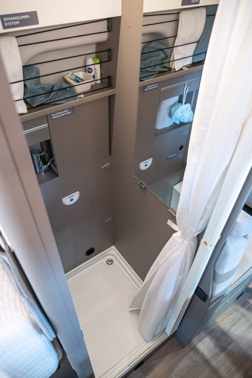 LMC Innovan 592 (2024): compacte paneelbus met enkele bedden en praktische badkamer 7 lmc innovan 592 dusche