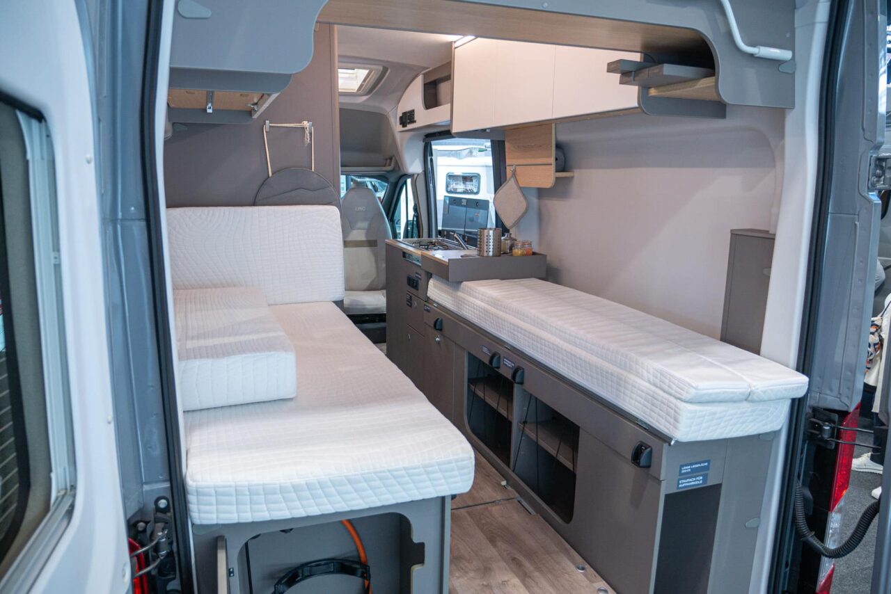 LMC Innovan 592 (2024): compacte paneelbus met enkele bedden en praktische badkamer 2 lmc innovan 592 einzelbetten