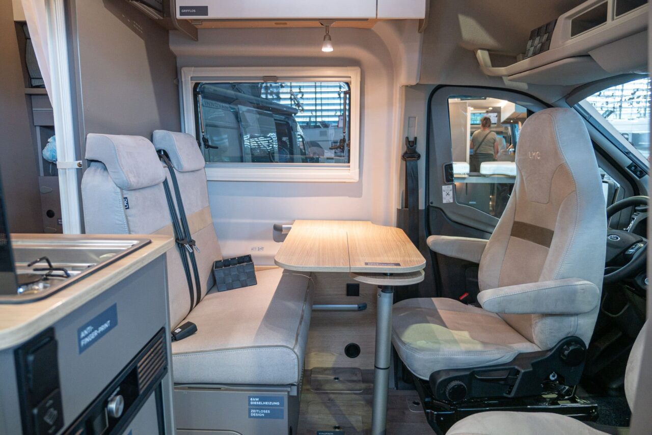 LMC Innovan 592 (2024): compacte paneelbus met enkele bedden en praktische badkamer 4 lmc innovan 592 sitzgruppe