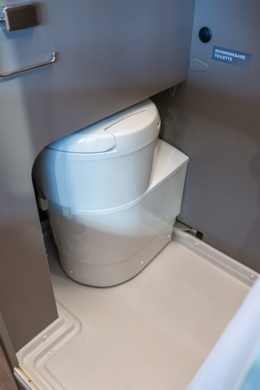 LMC Innovan 592 (2024): compacte paneelbus met enkele bedden en praktische badkamer 6 lmc innovan 592 toilette