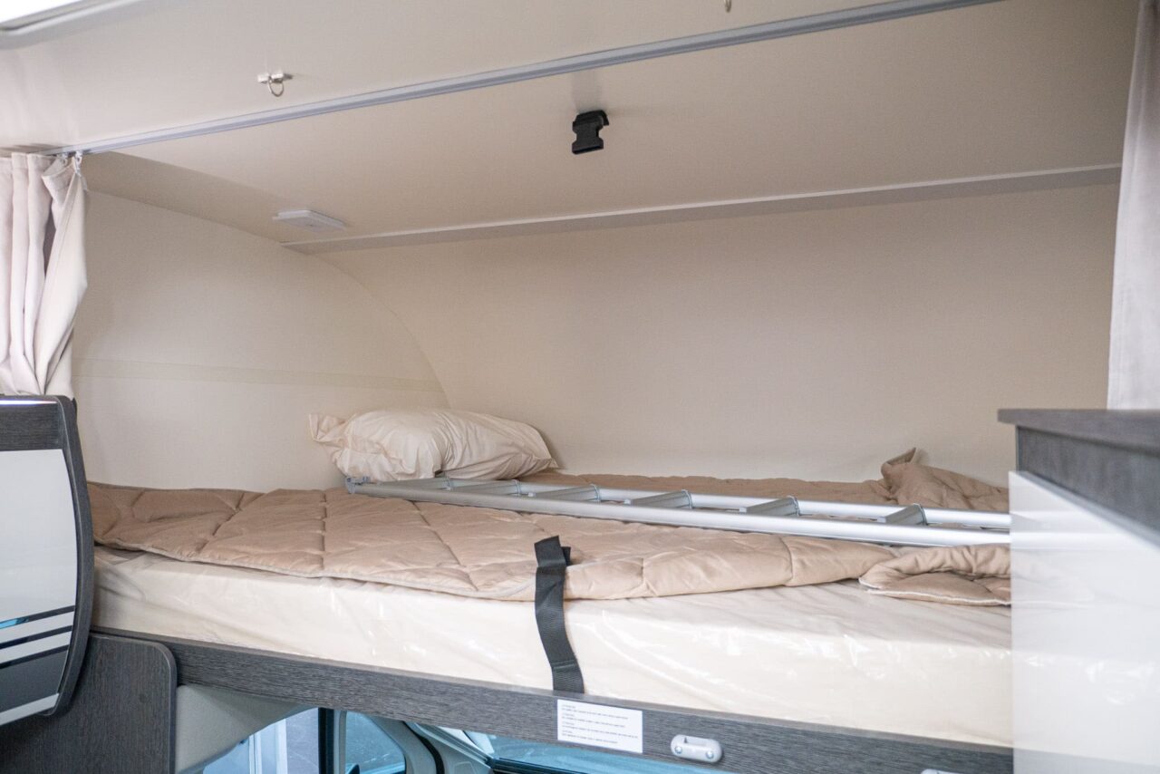 Roller Team Kronos 279 M (2024): slimme indeling met acht slaapplaatsen en veel bergruimte in de alkoofcamper - met 360° rondleiding! 3 roller team kronos 279 m alkovenbett 1