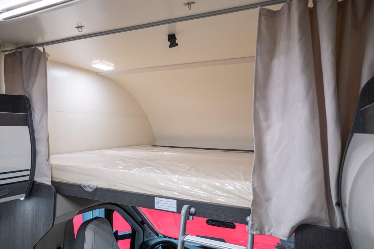 Roller Team Kronos 290 M Advance (2024): vijf slaapplaatsen en grote garage achter in de alkoofcamper 2 roller team kronos 279 m alkovenbett