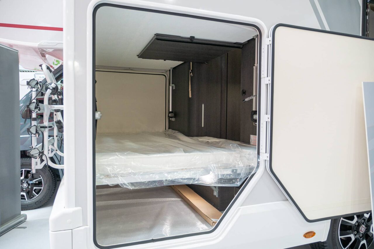 Roller Team Kronos 279 M (2024): slimme indeling met acht slaapplaatsen en veel bergruimte in de alkoofcamper - met 360° rondleiding! 7 roller team kronos 279 m bett heck