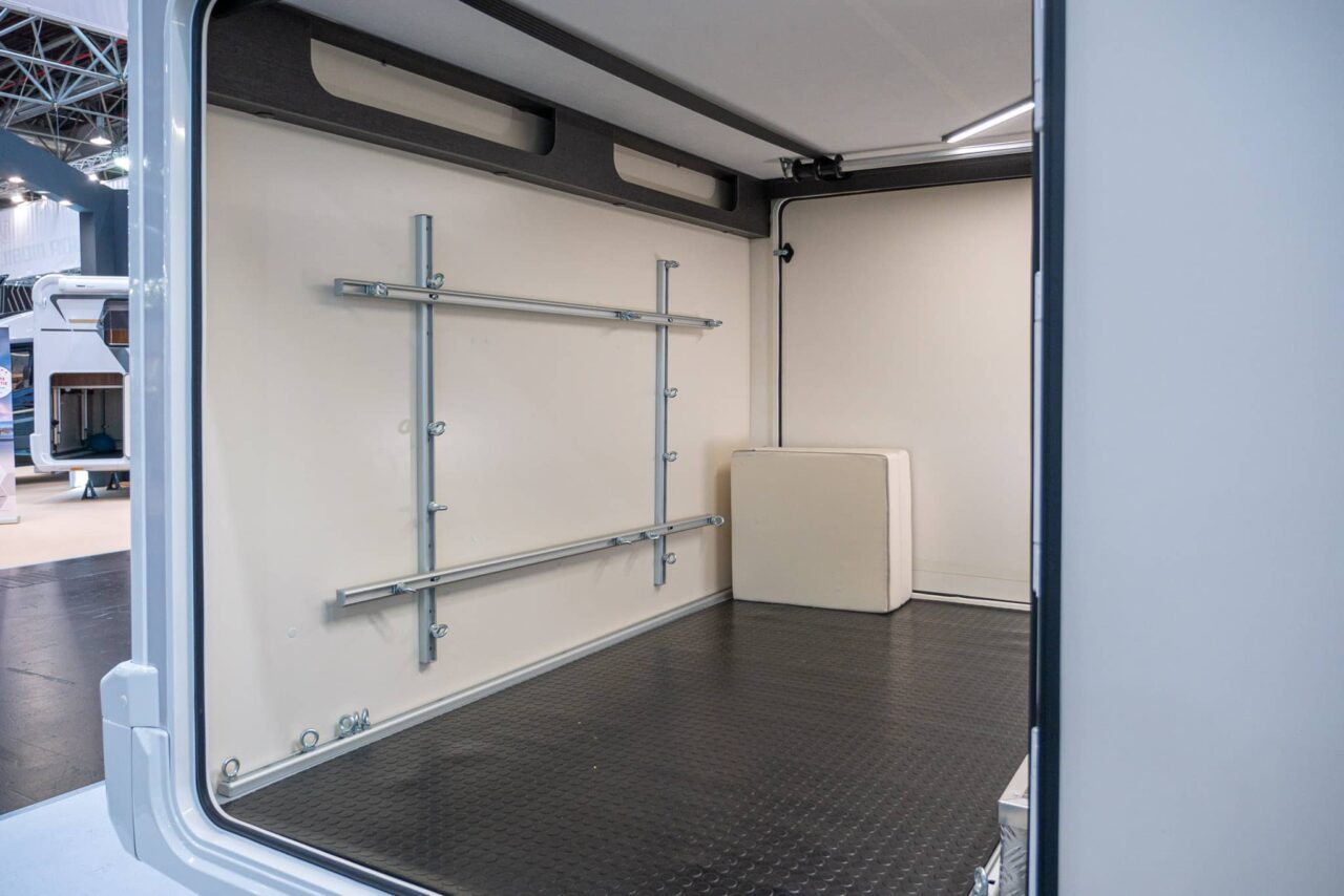 Roller Team Kronos 290 M Advance (2024): vijf slaapplaatsen en grote garage achter in de alkoofcamper 10 roller team kronos 279 m heckgarage