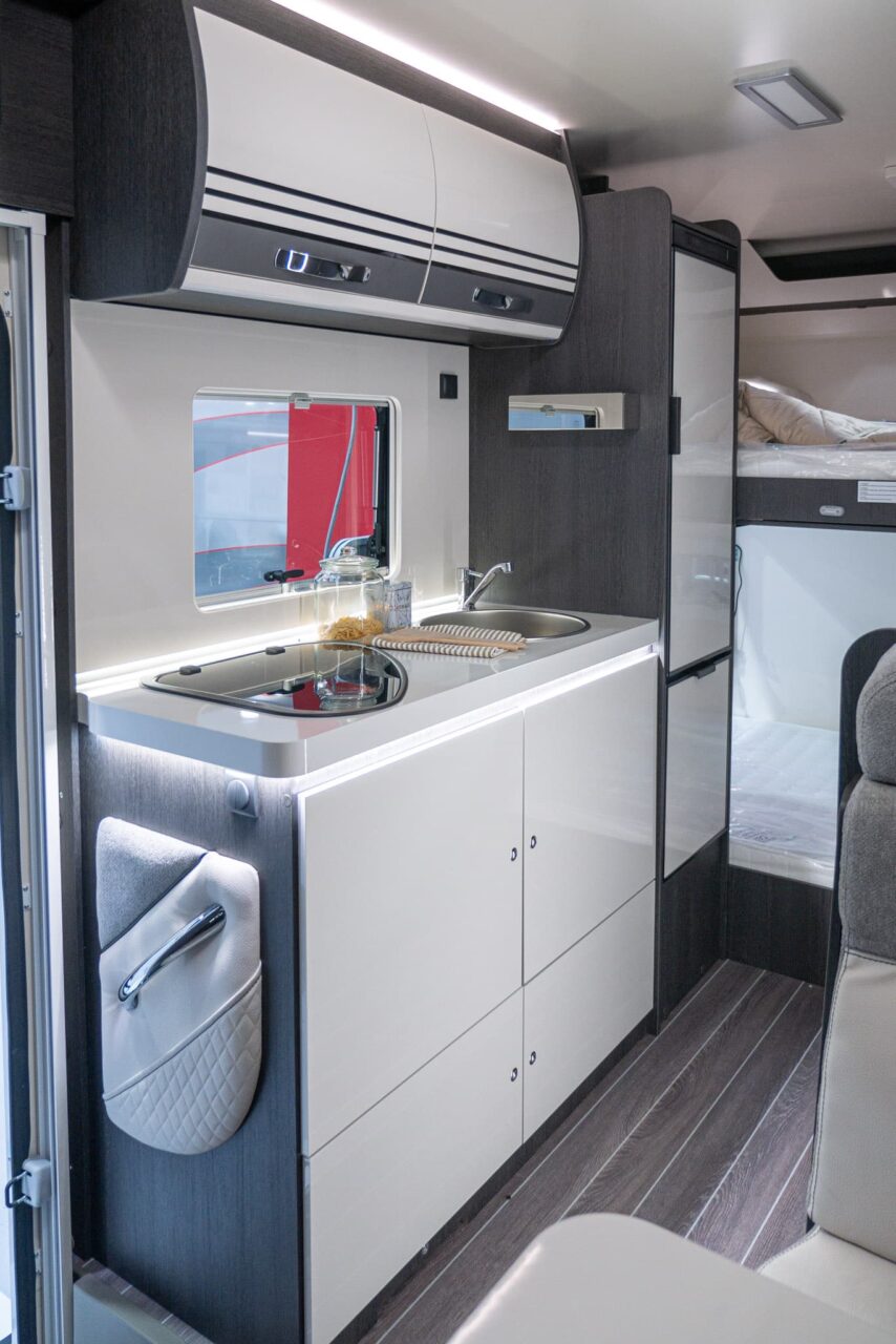 Roller Team Kronos 279 M (2024): slimme indeling met acht slaapplaatsen en veel bergruimte in de alkoofcamper - met 360° rondleiding! 9 roller team kronos 279 m kueche 1