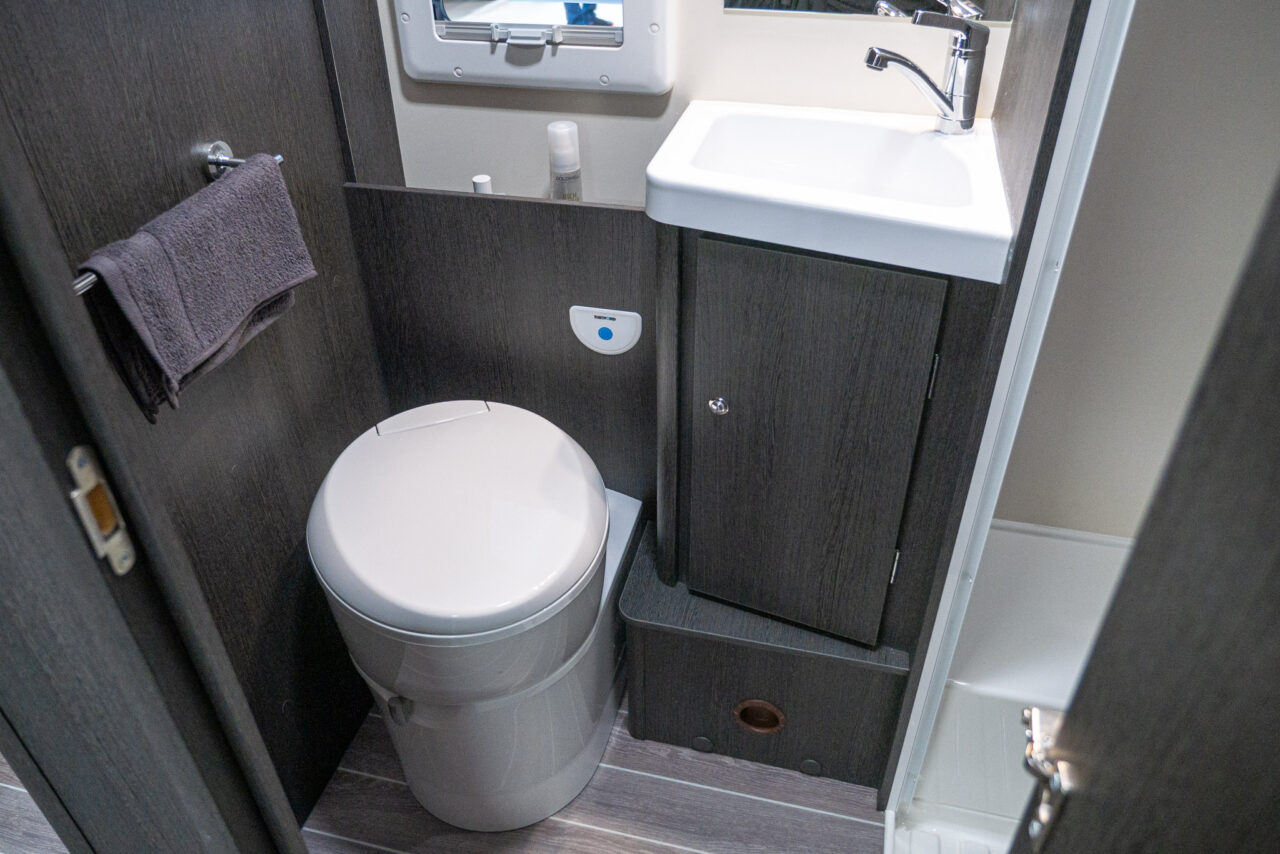 Roller Team Kronos 290 M Advance (2024): vijf slaapplaatsen en grote garage achter in de alkoofcamper 9 roller team kronos 279 toilette