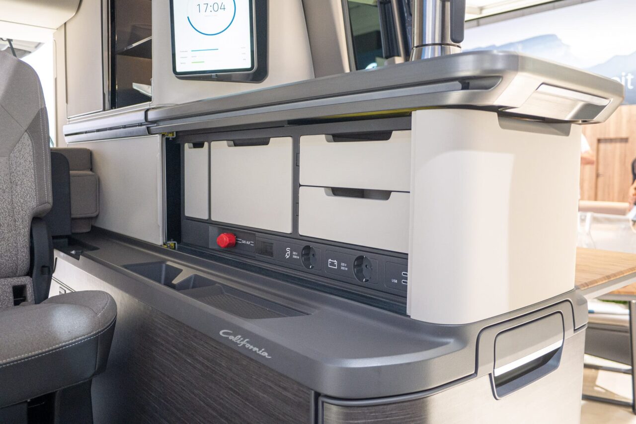 VW Multivan California CONCEPT: Wereldpremière van de conceptstudie op de Caravan Salon - met 360° tour! 10 vw multivan california anschlusse