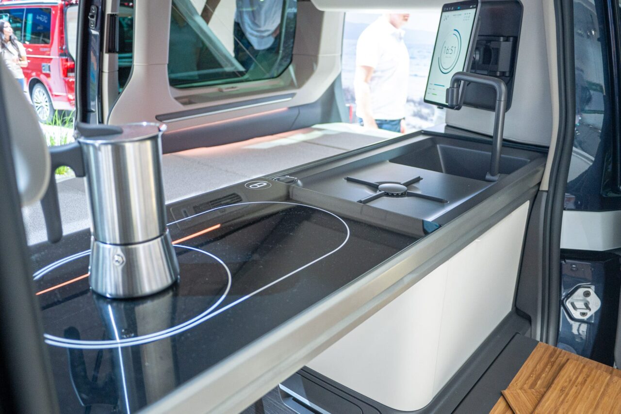 VW Multivan California CONCEPT: Wereldpremière van de conceptstudie op de Caravan Salon - met 360° tour! 7 vw multivan california kuche