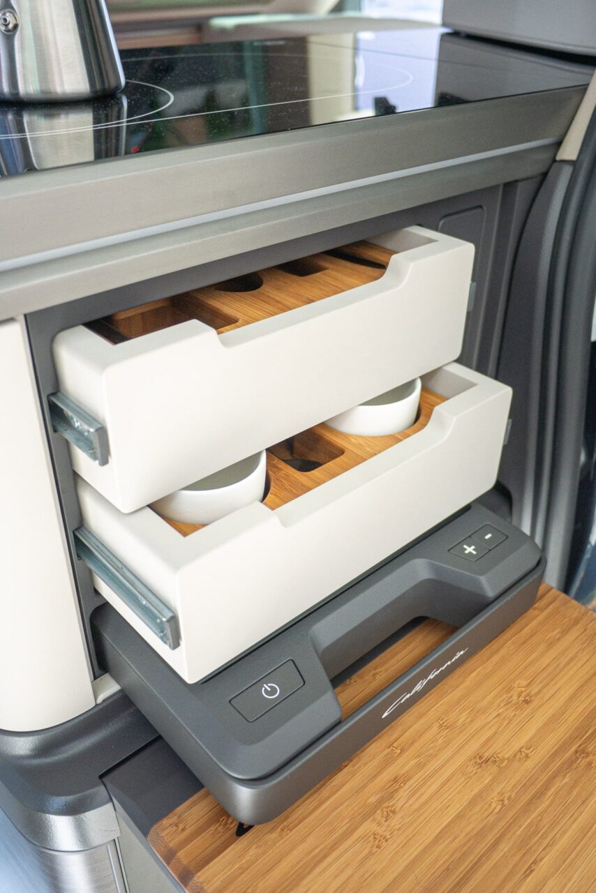 VW Multivan California CONCEPT: Wereldpremière van de conceptstudie op de Caravan Salon - met 360° tour! 9 vw multivan california kuchenschubladen