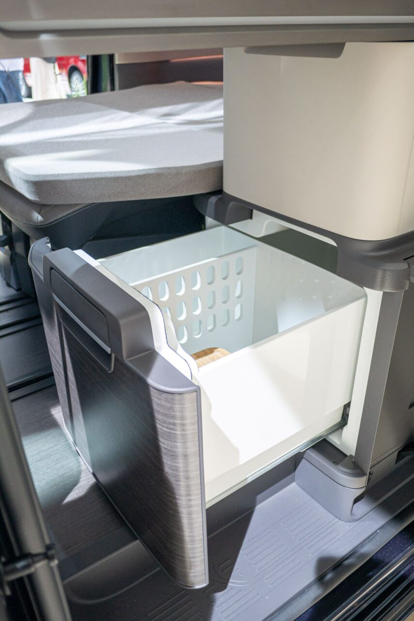 VW Multivan California CONCEPT: Wereldpremière van de conceptstudie op de Caravan Salon - met 360° tour! 8 vw multivan california kuhlschrank