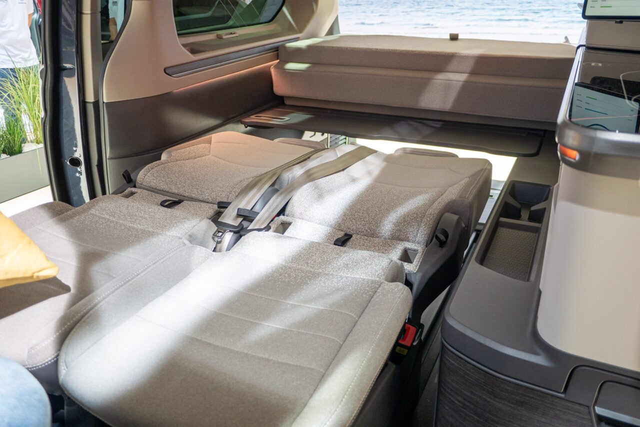 VW Multivan California CONCEPT: Wereldpremière van de conceptstudie op de Caravan Salon - met 360° tour! 5 vw multivan california runtergeklappte sitze