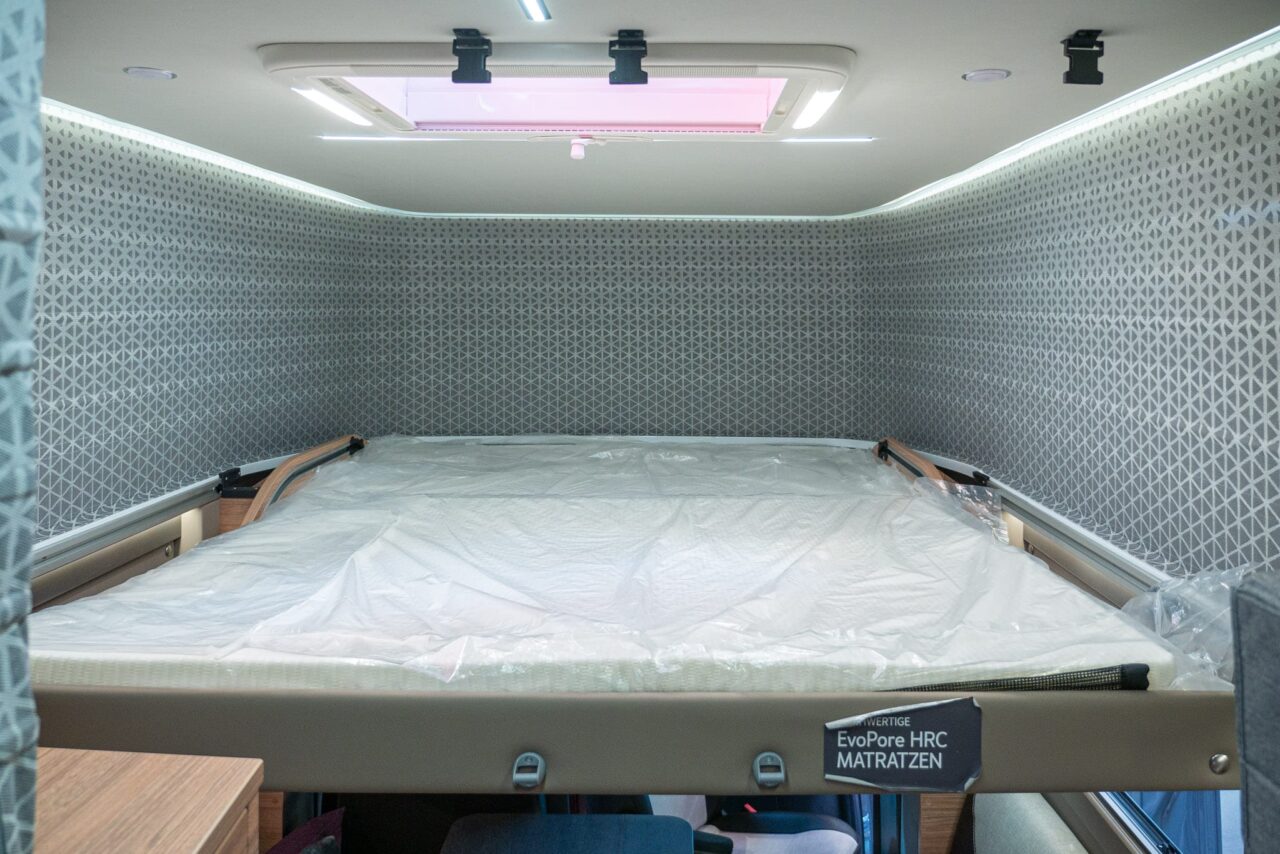 Weinsberg X-Cursion CUV 500 LT (2024): halfgeïntegreerde camper op basis van een Bulli met elektrisch hefdak - met 360° tour! 5 weinsberg x cursion cuv 500 lt bett