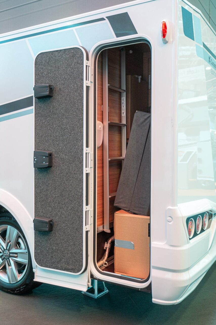 Weinsberg X-Cursion CUV 500 LT (2024): halfgeïntegreerde camper op basis van een Bulli met elektrisch hefdak - met 360° tour! 10 weinsberg x cursion cuv 500 lt heckgarage
