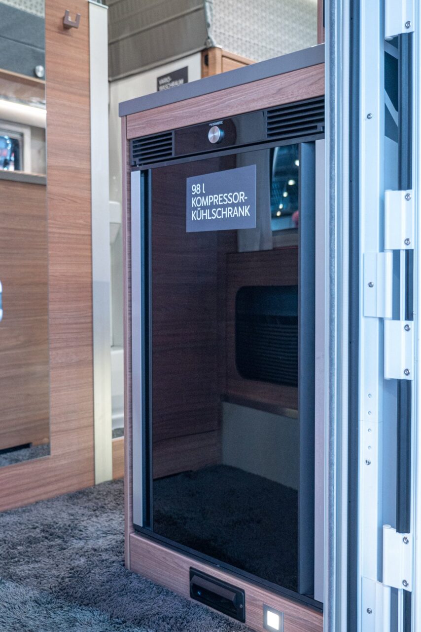 Weinsberg X-Cursion CUV 500 LT (2024): halfgeïntegreerde camper op basis van een Bulli met elektrisch hefdak - met 360° tour! 7 weinsberg x cursion cuv 500 lt kuehlschrank